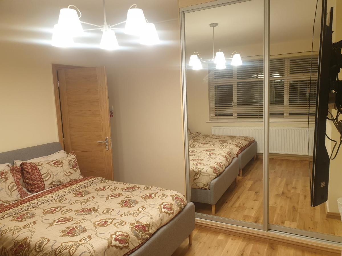 London Luxury 3 Bedroom Flat 1Min Walk From Underground, With Free Parking Sleeps X10 Экстерьер фото